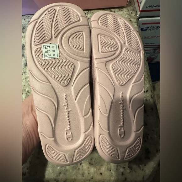 Woman’s Pink Slides. Size 8 - Picture 4 of 8